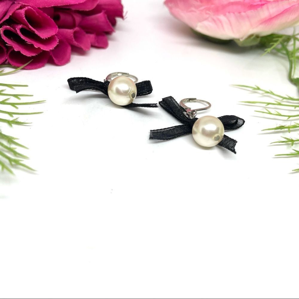 NEW⚜️Classy Ribbon & Pearl Dangly Earrings - Picture 3 of 5